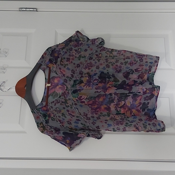 Willow & Clay sheer floral blouse. Floral pattern - Picture 1 of 7